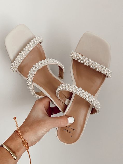 Pearl Embellished Shoes, No Heel Bridal Shoes, Wedding Flats Comfortable, Bridesmaids Flat Shoes, Reception Sandals For Bride, Wedding Dress Heels Brides, Cute Wedding Flats Brides, Indian Heels Wedding, Wedding Rehearsal Shoes