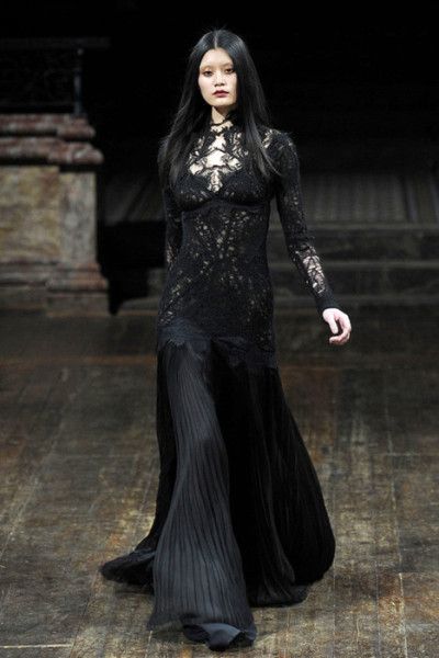 spookyloop: “ From Julien Macdonald’s Ready-to-Wear Collection, Fall 2011 Model: Ming Xi (STORM) ” Ellie Saab, Victorian Goth, Julien Macdonald, Gothic Clothes, Gothic Wedding, Gothic Beauty, Gothic Dress, Gothic Girls, Gothic Outfits