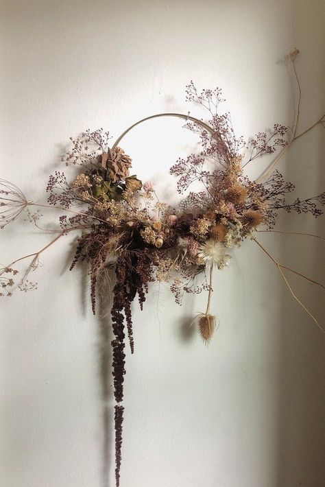 Home Decor With Dried Flowers, Large Dried Flower Wreath, Wall Dried Flower Decor, Modern Door Wreath Front Porches, Dry Flower Wall Arrangements, Dry Flowers Wall Decoration, Dried Winter Wreath, Dried Wall Arrangements, Dried Floral Wall Arrangements