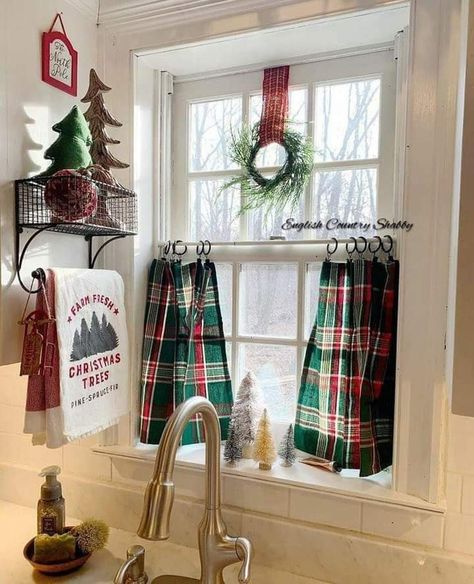 Glamorous Christmas, Cozy Christmas Decor, Christmas Window Decorations, Country Christmas Decorations, Christmas Decor Inspiration, Fresh Christmas Trees, Christmas Kitchen Decor, Christmas Decorations For The Home, Farmhouse Christmas Decor