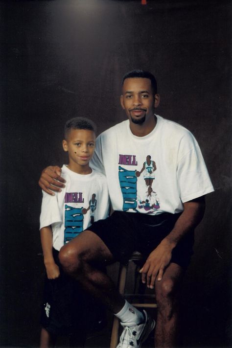 Dell Curry and son Stephen Curry. Dell Curry, The Curry Family, Curry Warriors, Basketball Nike, Warriors Basketball, Ball Is Life, Sport Basketball, Nba Legends, Mark Jackson