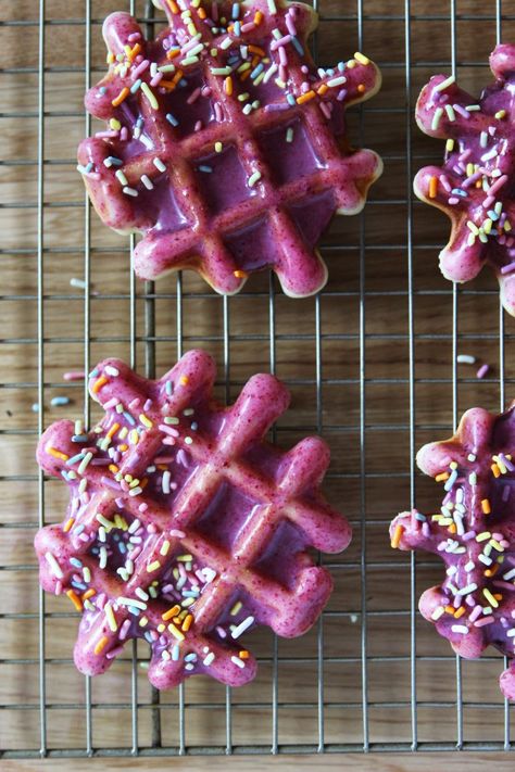 Donut Waffles, Waffle Party, Waffle Donuts, Waffle Pops, Tattoo Food, Aesthetic Food Recipes, Waffle Day, Wallpaper Food, Waffle Iron Recipes