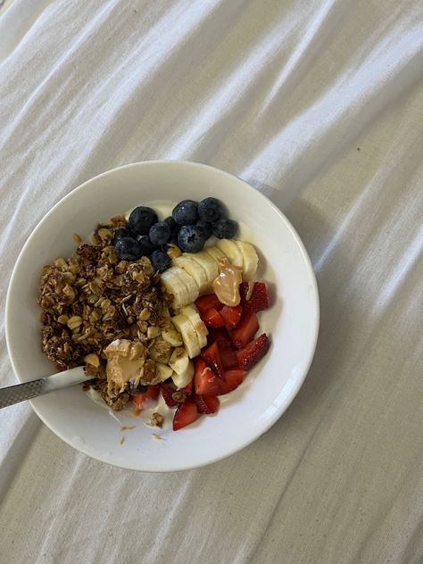 Thatgirl Aesthetic, Training Routine, Strawberries Blueberries, Yogurt Bowl, Beachwear Collection, Healthy Food Motivation, Healthy Lifestyle Food, Healthy Diet Recipes, Food Inspo