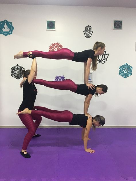 4 Person Acro Poses, 4 People Yoga Poses, Acro Yoga Poses For Two, 4 People Stunts, Yoga Poses For 4 People, 4 Person Stunts, Friend Yoga Poses, Partner Tricks, 3 Person Yoga Poses