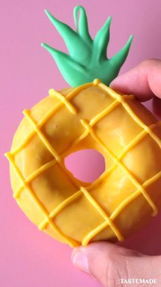 Dessert Ideas For A Party, Cute Donuts Ideas, Cool Food Videos, Summer Sweets Desserts, Cute Desserts For Party, Cute Summer Snacks, Decorated Donuts Ideas, Cool Desserts For Summer, Pineapple Doughnut