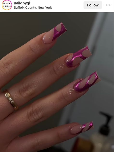 Line Around Nail Design, Nails Inspiration Pink Chrome, Abstract Nail Art Lines, Cute Pink Nail Designs Square, Chrome Nails Line Designs, Abstract Lines Nail Art Designs, Abstract Chrome Nail Art, Pink Chrome Design Nails, Abstract Acrylic Nail Designs