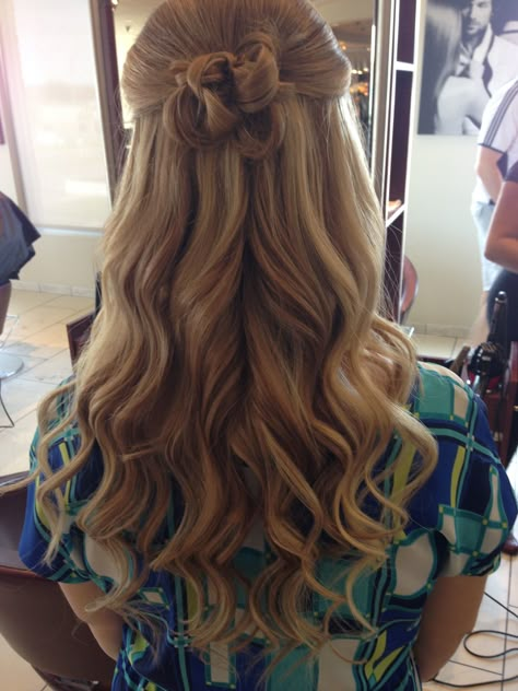 Hair Loose Curls, Hairstyle Ideas For School, First Communion Hair, Down Bun, Prom Hair Updo Elegant, Communion Hair, Half Up Curls, Prom Hair Tutorial, Bun With Curls