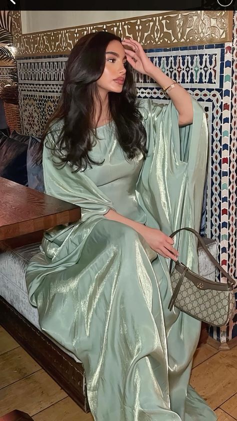 Arab Women Dress, Saudi Wedding Guest Dress, Egypt Outfits Aesthetic, Arabian Nights Aesthetic Outfit, Arab Outfits For Women, Arab Wedding Dress Guest, Arabic Women Aesthetic, Arabic Dress Design, Arabic Dress Modern