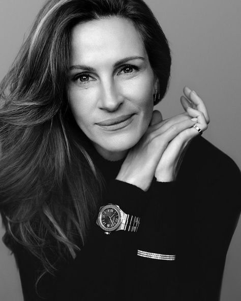 Julia Roberts Headshot, Female Authors Photos, Powerful Headshots Women, Author Portraits Photography, Executive Headshots Women, Studio Portrait Photography Female, Powerful Woman Photoshoot, Author Headshots Women, Linkedin Photo Ideas