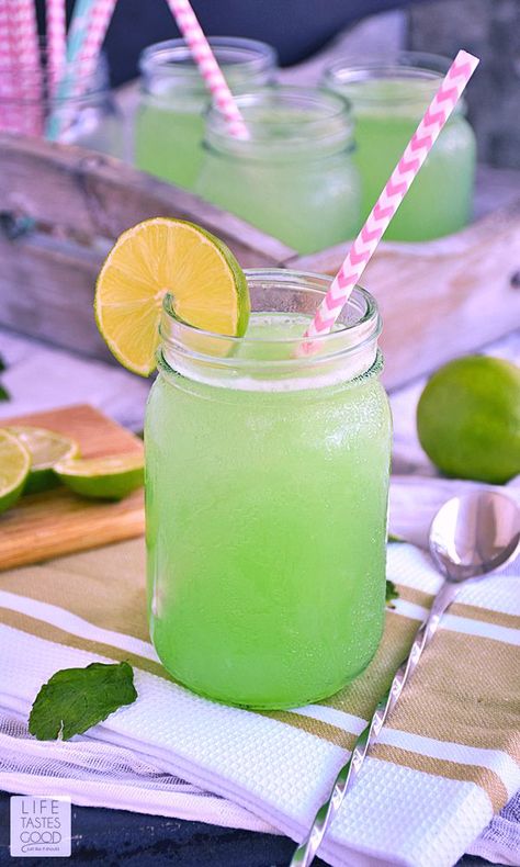 Popular Summer Cocktails, Frozen Mojito, Slush Recipes, Frozen Limeade, Grapefruit Soda, Party Neon, Beverage Recipes, Mojito Recipe, White Rum