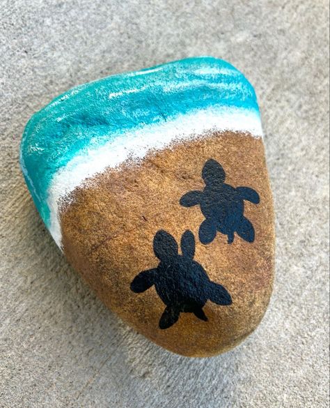 Drawing Ideas On Rocks, Easy Paintings On Rocks, Paint Turtle On Rock, How To Paint Sea Turtles, Diy Sea Turtle Decor, What To Paint On Rocks Easy, Rock Painting Ideas Sea, Rock Painting Ideas Turtles, Turtle Shell Painting