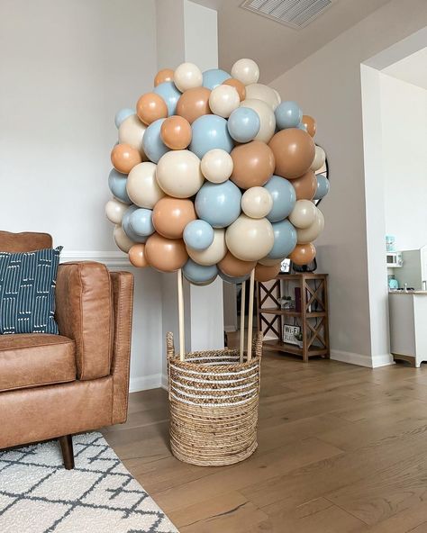 The perfect hot air balloon for this sweet baby shower! 🧸🍼💙 #babyshowerinspo #hotairballoon #teddybearbabyshower #babyshowerballoons… | Instagram Hot Air Balloon Theme Baby Shower Boy, Ballon Decoration Idea, Diy Hot Air Balloon Decor, Hot Air Balloon With Balloons, Baby Shower Set Up, Air Balloon Theme Party, Hot Air Balloon Birthday Theme, Baby Shower Balloon Ideas, Baby Shower Boy Ideas