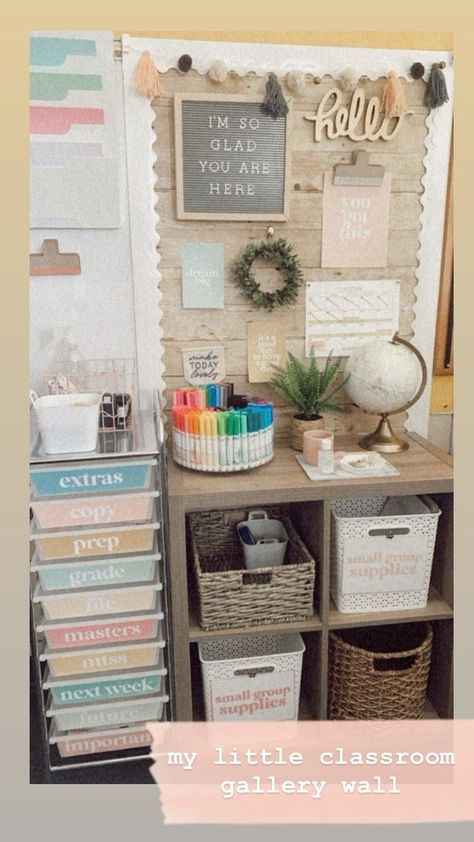 Small Group Office Space, Class Desk Organization, Small Space Classroom Ideas, Chic Teacher Desk, Teacher’s Desk Organization, Daycare Teacher Desk Ideas, Bulletin Board In Classroom, Elementary Desk Organization, Pretty Classroom Ideas