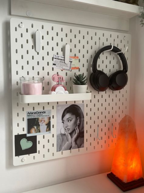 White Board Aesthetic Ideas, Peg Board Above Desk, Ikea Pin Board Aesthetic, Ikea Grid Board, Ikea Pinboard Ideas, Aesthetic Ikea Pegboard, Ikea Pin Board Ideas, Ikea Board Aesthetic, Peg Board Ideas Aesthetic