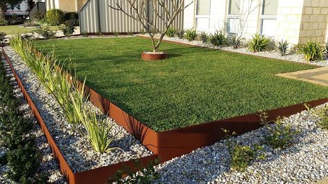 Garden Edging Ideas Cheap, Metal Lawn Edging, Steel Edging Landscape, Metal Landscape Edging, Metal Garden Edging, Corten Steel Garden, Steel Garden Edging, Landscape Border, Flower Bed Edging