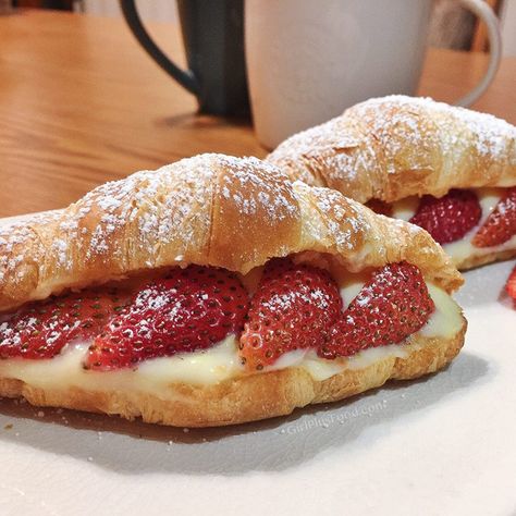 Strawberry Croissant Dessert, Custard Croissant Recipe, Croissant Filling Ideas Sweets, Filled Croissant, Custard Filled Desserts, Strawberry Pastries, Strawberry Stuffed Croissants, Croissant Sweet Fillings, Strawberry Croissant