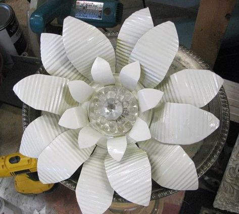 How To Make Metal Yard Art, Trash Sculpture, Recycle Decoration, Tin Can Ideas, Can Projects, Tin Can Flowers, Can Flowers, Soda Can Crafts, Crafts Outdoor