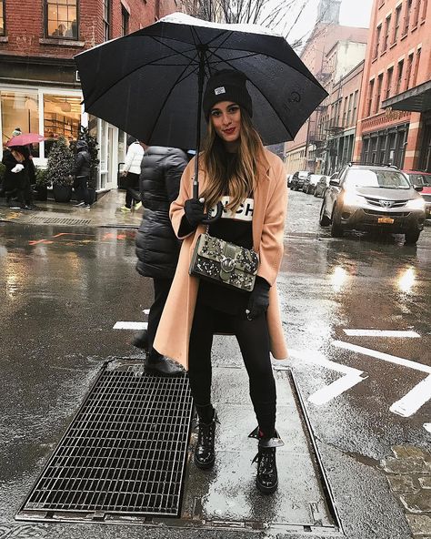 Rainy Day Outfit Nyc, Rainy Day Outfit For Winter, Wet Day Outfit, Nyc Rainy Day Outfit, Nyc Rainy Day, Cold Rainy Day Outfit, Long Hooded Jacket, Outfits Nyc, Cold Weather Outfit