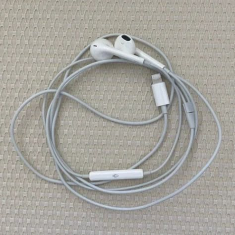 Like New Apple EarPods Earbuds Headphones Apple Earpods, Apple Earphones, Iphone Headphones, Dr Belongings, Earphones Wire, Apple Headphone, Airpods Apple, Ear Buds, What In My Bag