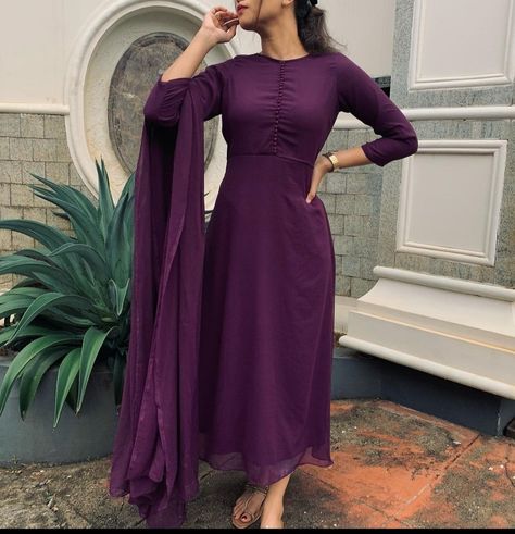 Designer Anarkali Dresses, Churidar Designs, Anarkali Dress Pattern, Simple Kurta Designs, Simple Kurti Designs, Long Kurti Designs, Long Dress Design, Trendy Dress Outfits, Kurti Designs Party Wear