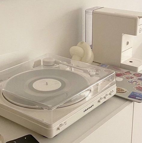 Record Player Aesthetic, Vinyl Aesthetic, Vinyl Player, Vinyl Record Player, Cream Aesthetic, 카드 디자인, Camera Digital, Record Players, Beige Aesthetic