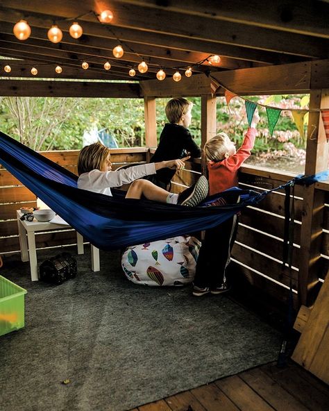 Tree House Furniture Ideas, Teenage Treehouse Ideas, Kid Forts Outside, Under Treehouse Ideas, Backyard For Kids And Adults, Tree House Accessories Kids, Treehouse Ideas Simple, Backyard Fort Plans, Easy Treehouse Ideas