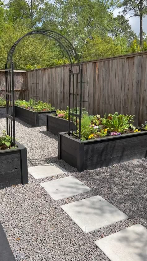 Planter Boxes Backyard, Steel Arbor Garden, Modern Raised Bed Garden, Raised Bed Garden Aesthetic, Co Planting Vegetable Garden, Small Veggie Garden Layout, Allotment Layout Ideas, Corner Vegetable Garden, Vego Garden Layouts