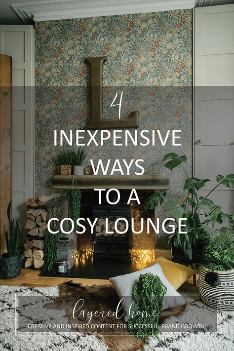 How To Make Your Lounge Cosy, Lounge Decorating Ideas Cozy Living Rooms, Lounge Snug Ideas, Decorate Lounge Ideas, Lounge Styling Ideas, Lounge Accessories Ideas, Snug Room Decor, Relaxing Lounge Ideas, Green Wallpaper Lounge