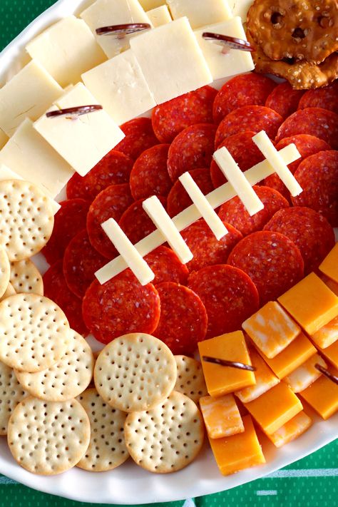 Football Charcuterie, Tailgate Appetizers, Football Treats, Football Party Foods, Bowl Party Food, Football Snacks, Football Birthday Party, Football Party Food, Charcuterie Platter