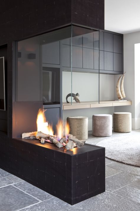 Why It’s Time to Update Your Living Room with a Gas Log Fire Contemporary Gas Fireplace, Design Camino, Contemporary Fireplace Designs, Glass Fireplace, Contemporary Fireplace, Wood Fireplace, Home Fireplace, Interior Modern, Modern Fireplace