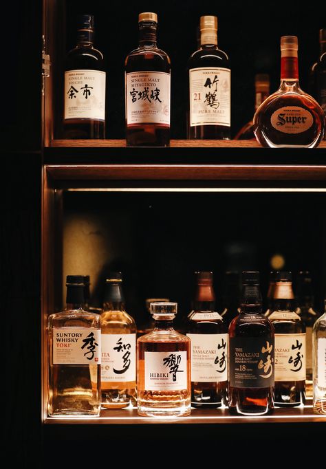 Japanese Whisky Bar, Whisky Display, Japanese Whiskey, Corner Bar Cabinet, Sake Bar, Suntory Whisky, Japanese Bar, Lounge Corner, Corner Bar