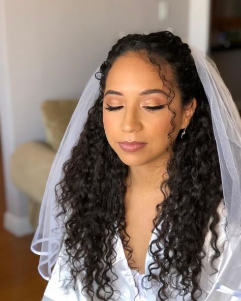 Search Curly Bride - Curly Bride Biracial Bridal Makeup, Curly Bridal Hairstyles, Neutral Glam Makeup, Curly Bride, Curly Natural Curls, Curly Hair Half Up Half Down, Curly Bridal Hair, Hair Down Styles, Neutral Glam