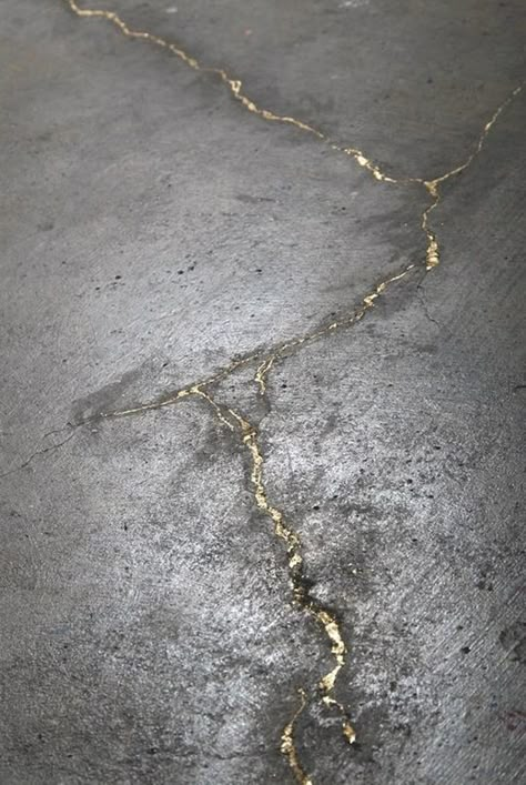 Broken is Beautiful: The Japanese Tradition That Makes Broken Things Even Better than Brand New Deco Boheme, Concrete Floor, Decor Minimalist, Linoleum, Concrete Floors, Apartment Therapy, Wabi Sabi, Gold Leaf, Backsplash