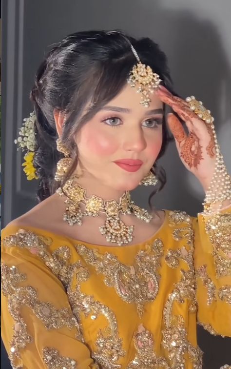 Hairstyles For Sisters Wedding, Haldi Looks Bride, Mehndi Look For Bride Sister, Mehandi Makeup Look, Engagement Makeup Look Pakistani, Mehandi Hairstyles For Bride, Mehndi Bride Hairstyles, Mehndi Hairstyles Pakistani, Mehandi Dresses Mehndi Outfit For Bride