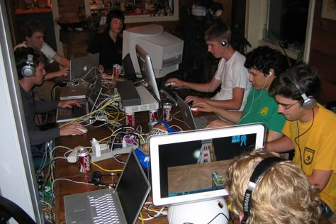 Lan Party Setup, 2000s Kids Nostalgia, Sibling Core, 90s Gaming, Fashion Trends 90s, 2000s Pictures, Early 2000s Fashion Trends, Tech Wizard, 90s Photoshoot