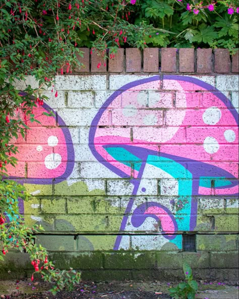 Street art of a high anxiety mushroom. It’s pink and purple and is looking extremely distressed. Graffiti On Black Wall, Mushroom Graffiti Art, Trippy Graffiti Art, Nature Graffiti Art, Graffiti Inspo Art, Easy Graffiti Drawings Street Art, Graffiti Art On Wall, Plant Graffiti, Graffiti Art Easy