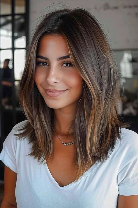 Bobbed Balayage Hair, Long Lob Haircut Brunette, Below Shoulder Length Hair Styles, Medium Length Long Bob, Shoulder Length Bob Balayage, Long Bob Haircuts For Oval Face, Long Bob Hairstyles Brown Hair, Short Mid Hairstyle Women, Bronze Lob Hair