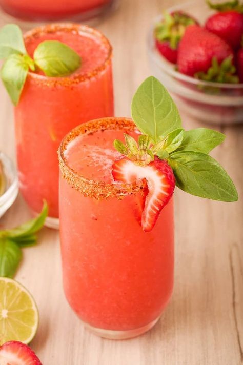 This refreshing Strawberry Paloma is made with simple ingredients like fresh strawberries, lime juice, and sparkling water - perfect to cool down with on a hot day! Strawberry Paloma, Strawberry Cocktail Recipe, Paloma Drink, Supper Club Ideas, 22nd Birthday Party, Strawberry Tequila, Tequila Soda, Paloma Recipe, Strawberry Cocktails