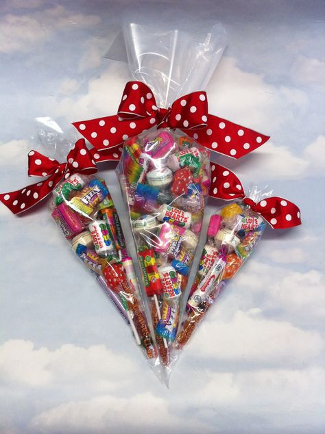 Retro sweetie candy cones! Large, extra large & jumbo sizes! #sugarhug #sweets #candy #retro #cone #sweeties #candies #swizzels #personalised #jumbo Candy Arrangements, Candy Gift Baskets, Candy Bouquet Diy, Candy Cone, Wedding Gifts Packaging, Sweet Cones, Candy Crafts, Candy Bouquet, Candy Party