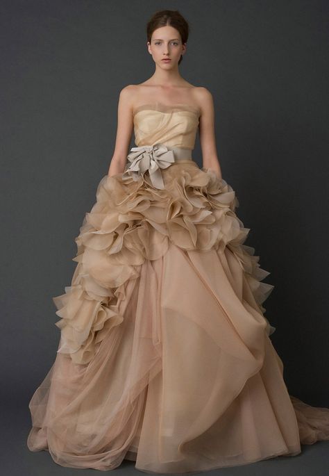 10 iconic Vera Wang wedding gowns to ... Wedding Couple Guest, Organza Wedding Dress Ballgown, Vera Wang Wedding Gowns, Vera Wang Wedding Dresses, Vera Wang Bridal, Vera Wang Wedding, Gold Wedding Dress, Wedding Dresses Vera Wang, Gold Bridesmaid Dresses