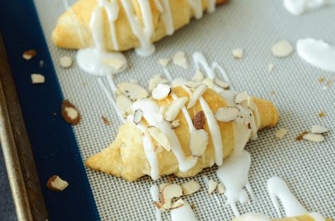 Almond Filled Crescent Rolls! Quick and easy breakfast with almond paste and a sweet almond frosting! Bisquit Recipes, Filled Crescent Rolls, Stuffed Crescent Rolls, Almond Icing, Almond Paste Recipes, Easy Crescent Rolls, Crescent Roll Breakfast Recipes, Almond Crescent Cookies, Almond Frosting