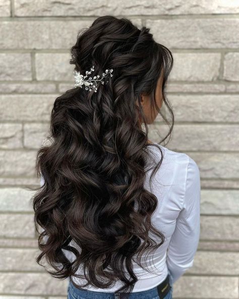 Who loves good texture? Ooo Oo me me! . . . #njbride #weddinghair #njbridalhair #bridetobe #njwedding #weddinginspo #bridalhair… | Instagram Half Up Wedding Hairstyles With Veil, Brown Wedding Hair, Brunette Bridal Hair, Bride Hairstyles For Long Hair, Wedding Hair Brunette, Bridal Hairstylist, Bridal Hair Down, Black Wedding Hairstyles, Bridal Hair Veil