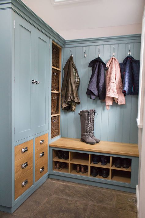 Culshaw modular Boot room in Oval Room Blue - Traditional - Entry - Manchester - by Culshaw Kitchen Makers | Houzz Boot Room Storage, Dröm Hus Planer, Boot Room Ideas, Utility Boot Room, Boot Room Utility, Utility Room Designs, Cloak Room, Utility Room Ideas, Porch Interior