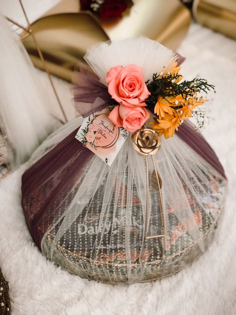 Purse Packing Ideas, Gift Hamper Packing Ideas, Hamper Packing Ideas, Engagement Box Ideas, Packing Ideas For Wedding, Purse Packing, Hamper Packing, Washcloth Teddy Bear, Wine Gift Box Ideas