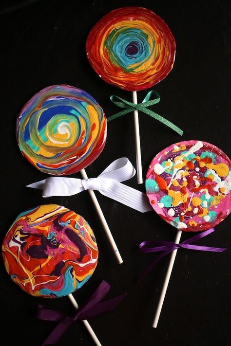 Crafting with kids doesn't get any easier than this beautiful homemade lollipop ornament. This colourful Christmas craft for is a creative art activity that lets kids create and experiment with different painting techniques. Just paint your lolly, add a stick and a bow and hang it on your Christmas tree. #HappyHooligans #ChristmasCraftsForKids #ChristmasCraftsForPreschool #DaycareCrafts #AcrylicPaint #HomemadeOrnaments #Lollipops #PaintTechniquesForKids #CardboardCrafts #CandyCrafts Candyland Arts And Crafts, Lollipop Art And Craft, Candyland Stem Activities, Lollipop Classroom Door, Wonka Crafts For Kids, Willy Wonka Art Projects For Kids, Cardboard Lollipops, Candy Themed Crafts, Candyland Crafts For Kids