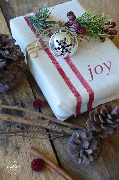 Christmas gift wrap - Make it special by few finishing touches Creative Christmas Gifts, Christmas Wrap, Gift Wrap Ideas, Christmas Gift Wrap, Creative Gift Wrapping, Diy Gift Wrapping, Wrap Ideas, Wrapping Gifts, Beautiful Gift Wrapping