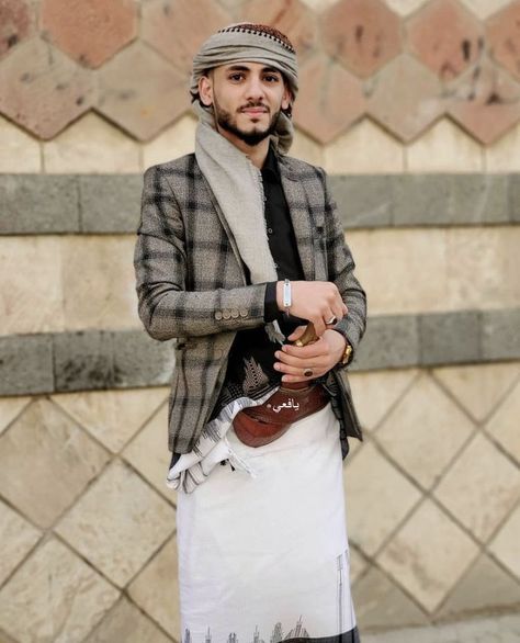 Yafai man in traditional clothing. Yemen Clothes, Yemeni Clothes, Arab Style, Arab Fashion, Clothes Men, Different Cultures, Artistic Inspiration, Traditional Clothes, Yemen