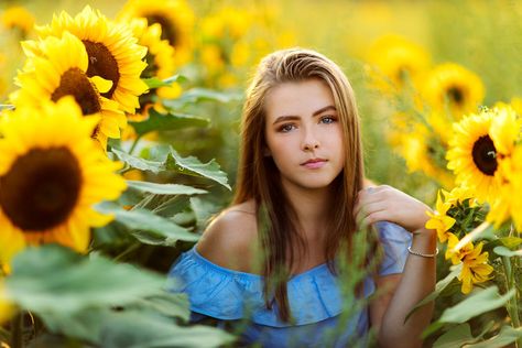 Larissa / Sunflower Shoot / Carnation and Duvall Area Senior Portraits — Ariella Noelle Photography Sunflower Senior Pictures, Pictures With Sunflowers, Sunflower Shoot, Sunflower Field Photography, Sunflower Field Pictures, Sunflower Photos, Summer Senior Pictures, Sunflower Photography, Modeling Portfolio