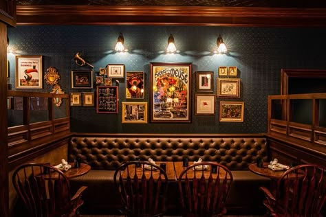 English Pub Interior, English Pub Decor, Pub Interior Ideas, Irish Pub Interior, Pub Aesthetic, Irish Pub Design, Moody Bar, Basement Pub, Pub Interior Design