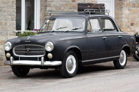 Pour ce lundi, la dernière vieille de l'année : Cette chouette Peugeot 403 dans son jus ! Très bon réveillon à toutes & à tous ;) Peugeot France, Mustang Mach 1, French Cars, Top Cars, My Ride, Beautiful Cars, Van Life, Bugatti, Old Cars